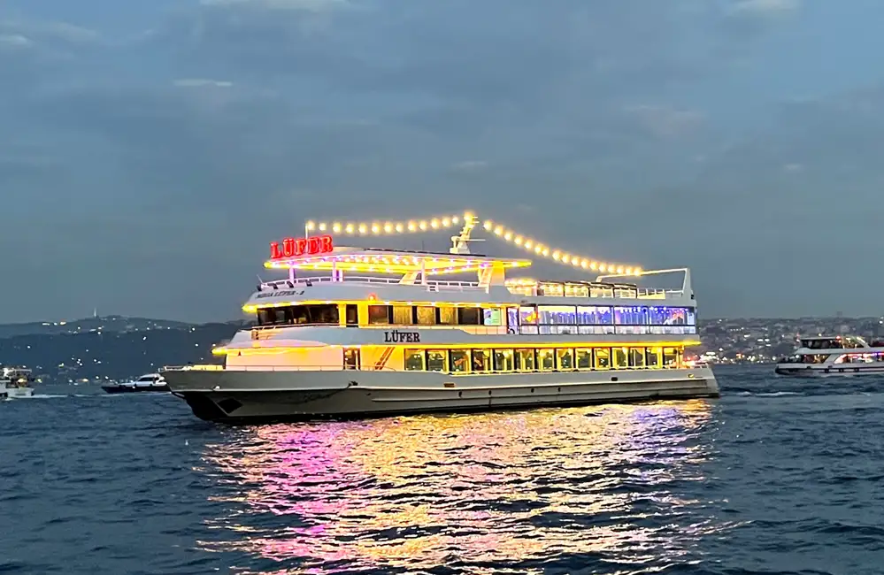 Istanbul: Bosphorus Dinner Cruise & Show with Private Table Istanbul: Bosphorus Dinner Cruise & Show with Private Table