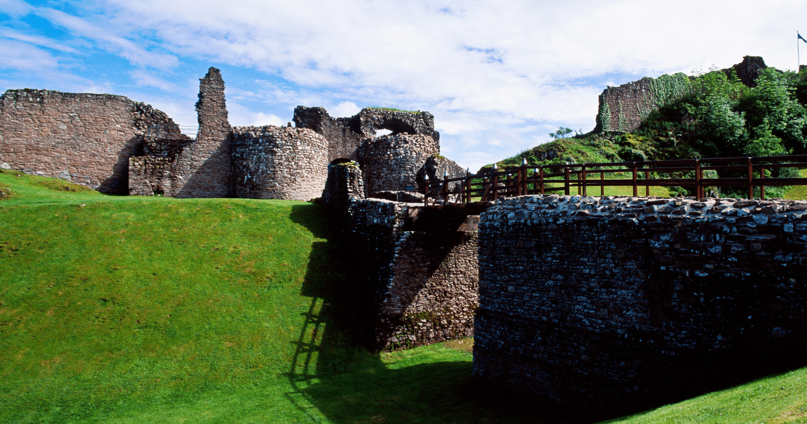From Inverness: Loch Ness Cruise and Urquhart Castle From Inverness: Loch Ness Cruise and Urquhart Castle